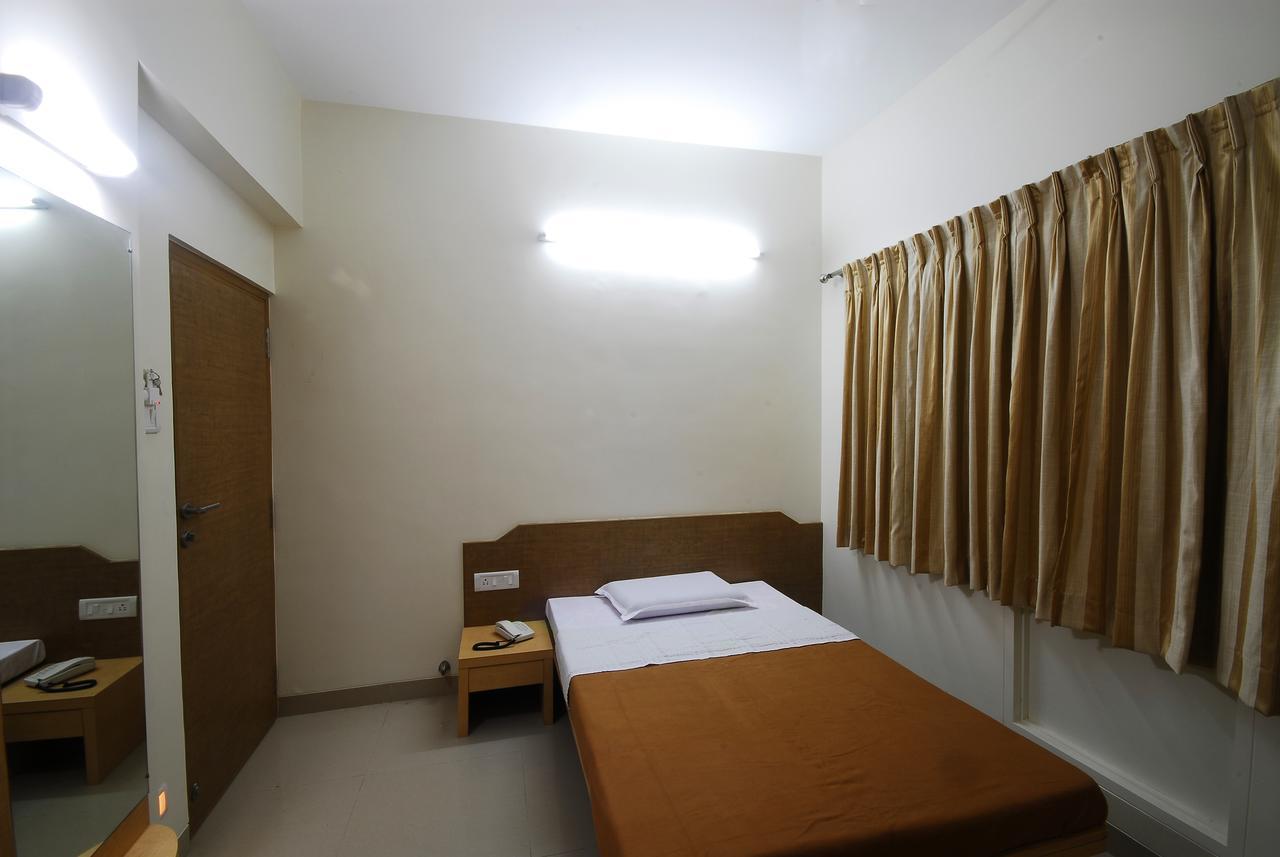 Hotel New Holiday Plaza Nashik Zimmer foto