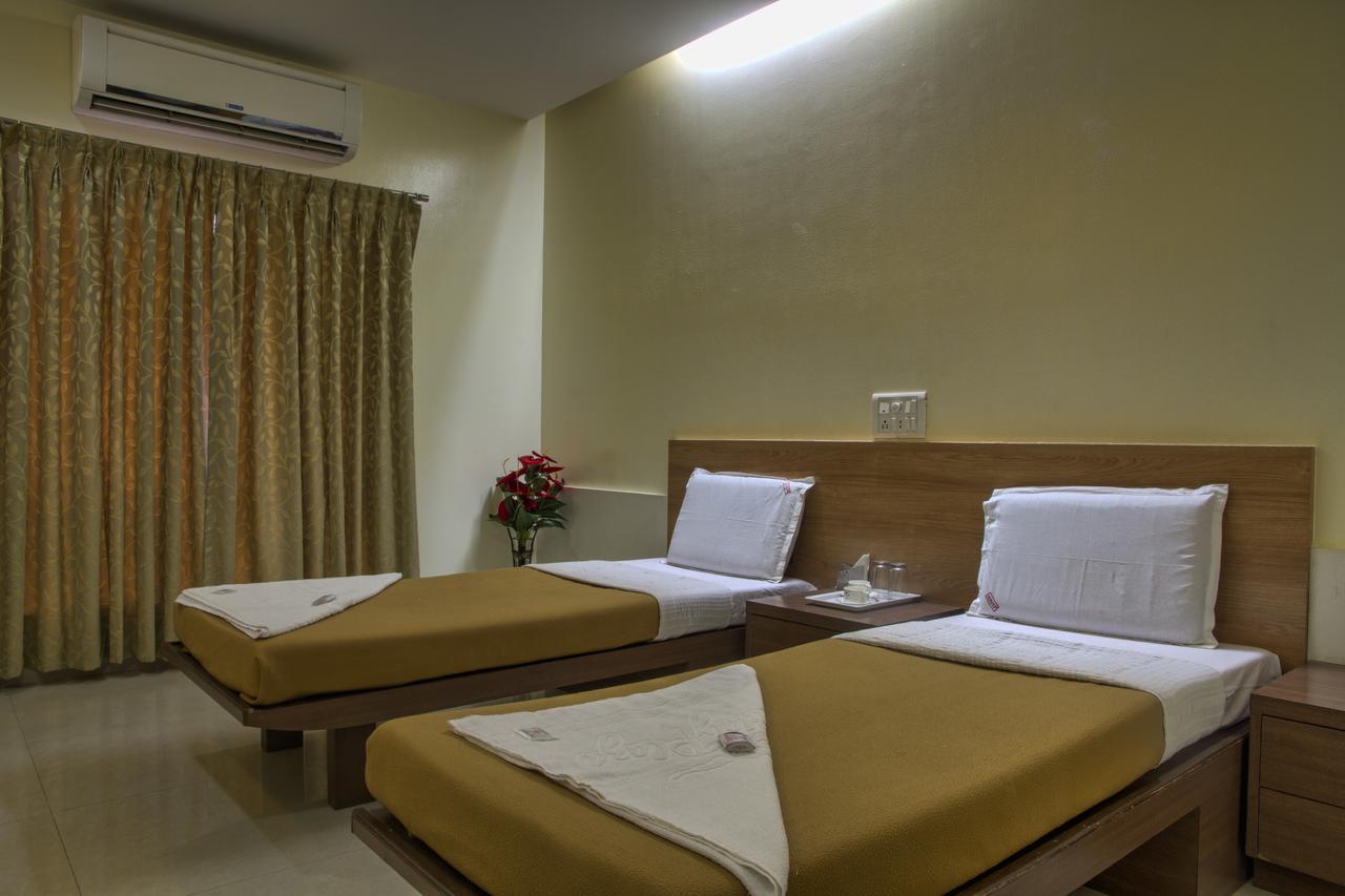 Hotel New Holiday Plaza Nashik Exterior foto